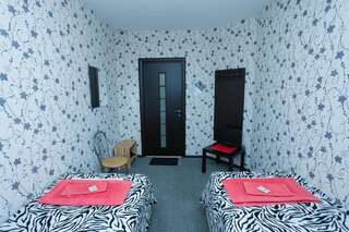 Гостиница Голден Овен Чебоксары Двухместный номер эконом-класса с 2 отдельными кроватями и общей ванной комнатой-4
