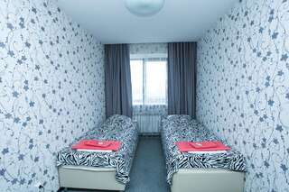 Гостиница Голден Овен Чебоксары Двухместный номер эконом-класса с 2 отдельными кроватями и общей ванной комнатой-5
